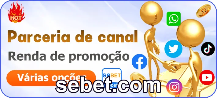 Pessoa jogando em celular com depósitos pequenos